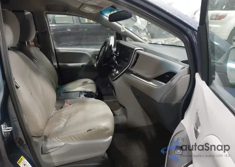 2015 Toyota Sienna Le 8 Passenger z USA, uszkodzony, nr VIN 5TDKK3DC4FS590380